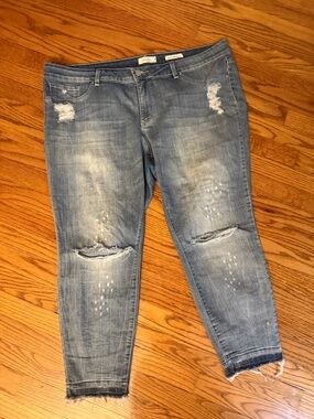 Cropped distressed jeans